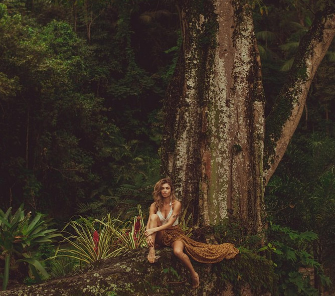 Grazi Massafera mostra fotos de dia de trabalho em sessão no Rio