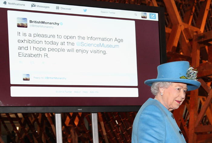 Rainha Elizabeth II escreve seu primeiro tweet