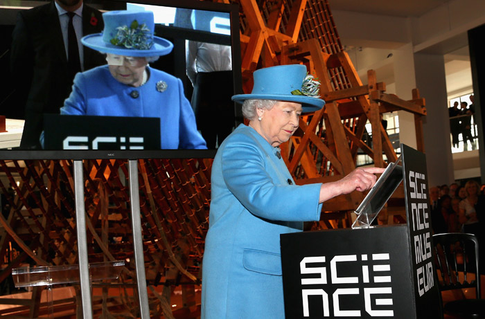 Rainha Elizabeth II escreve seu primeiro tweet
