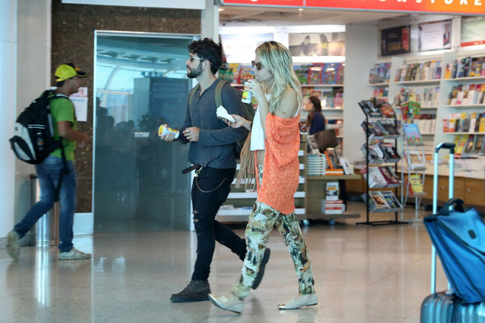 Bruno Gagliasso e Giovanna Ewbank são só sorrisos e carinhos em aeroporto carioca