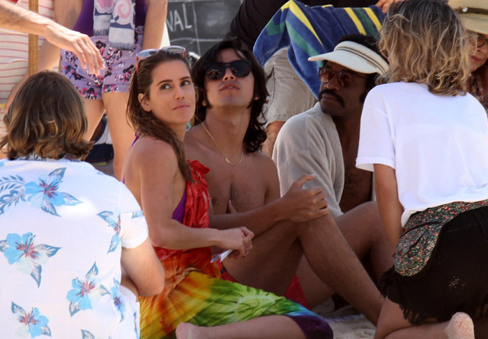 Deborah Secco e Rodrigo Simas gravam na praia da Macumba, no Rio