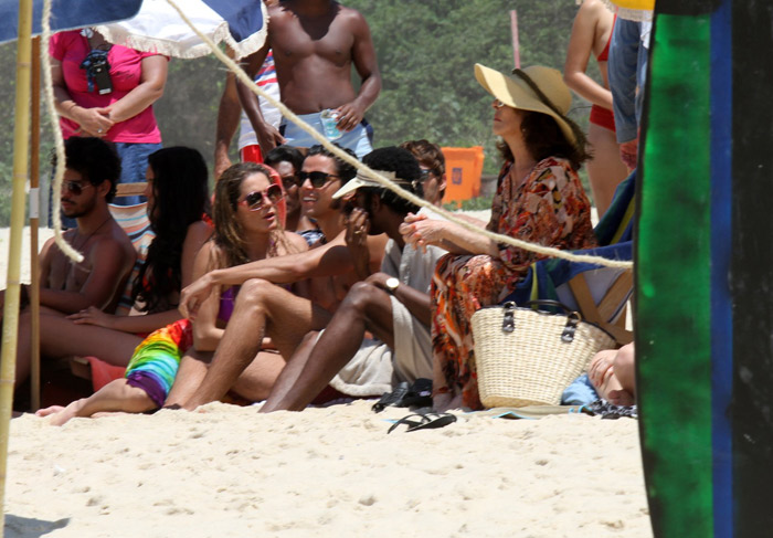 Deborah Secco e Rodrigo Simas gravam na praia da Macumba, no Rio