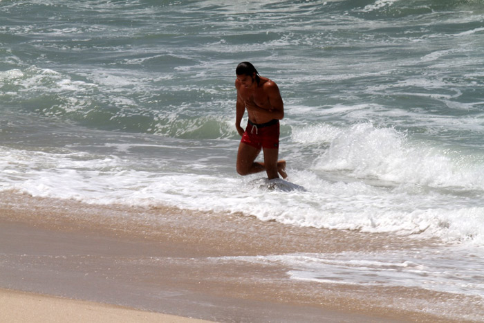 Deborah Secco e Rodrigo Simas gravam na praia da Macumba, no Rio