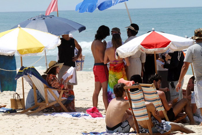 Deborah Secco e Rodrigo Simas desfilam boa forma na praia da Macumba, no Rio