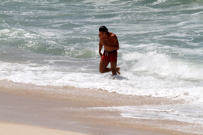 Deborah Secco e Rodrigo Simas desfilam boa forma na praia da Macumba, no Rio