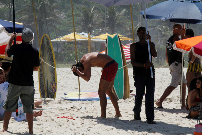 Deborah Secco e Rodrigo Simas desfilam boa forma na praia da Macumba, no Rio