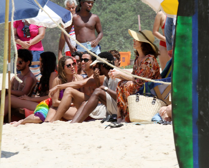 Deborah Secco e Rodrigo Simas desfilam boa forma na praia da Macumba, no Rio
