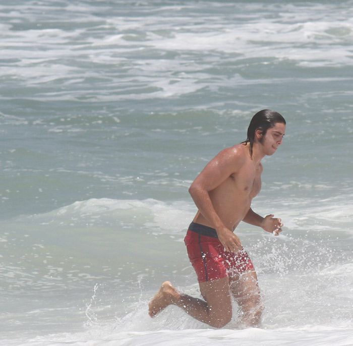 Deborah Secco e Rodrigo Simas desfilam boa forma na praia da Macumba, no Rio