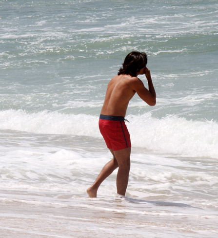 Deborah Secco e Rodrigo Simas desfilam boa forma na praia da Macumba, no Rio