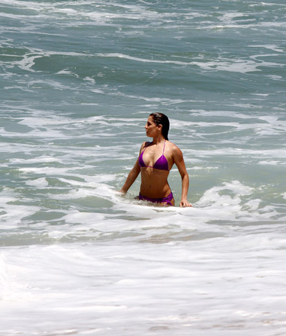 Deborah Secco e Rodrigo Simas desfilam boa forma na praia da Macumba, no Rio