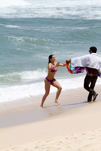 Deborah Secco e Rodrigo Simas desfilam boa forma na praia da Macumba, no Rio