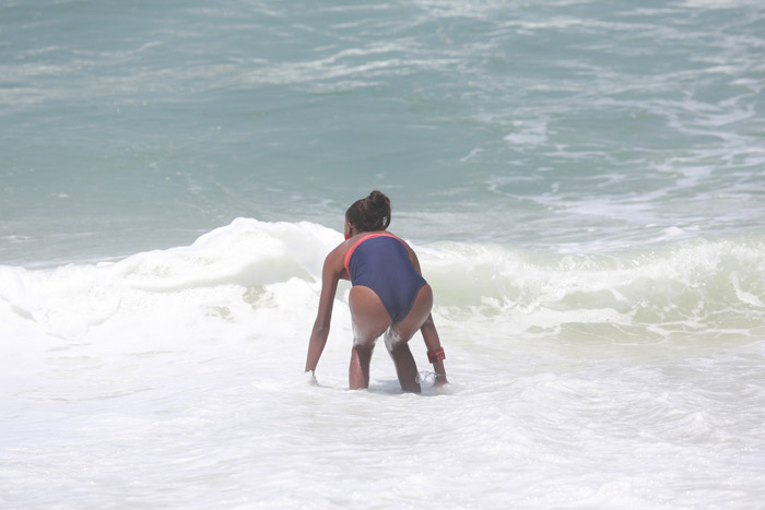 Pathy Dejesus esbanja boa forma ao curtir praia do Rio de Janeiro