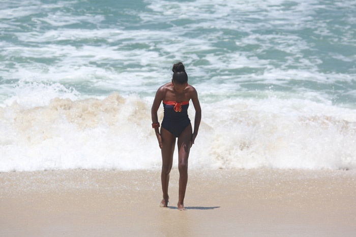 Pathy Dejesus esbanja boa forma ao curtir praia do Rio de Janeiro