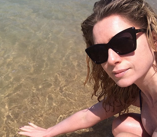 Letícia Spiller aproveita dia de folga para curtir o mar