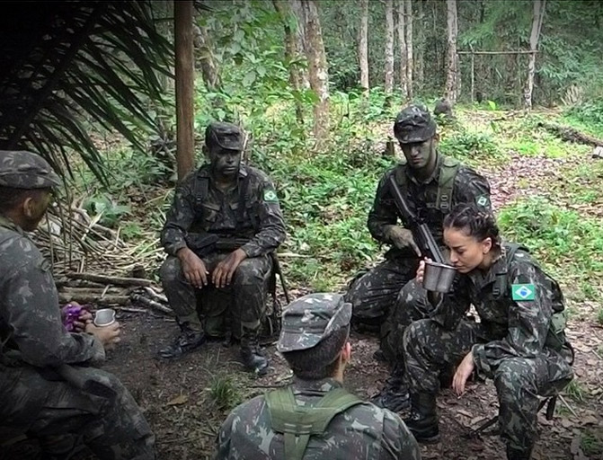 Sabrina Sato viaja a Manaus para gravar com o exército brasileiro