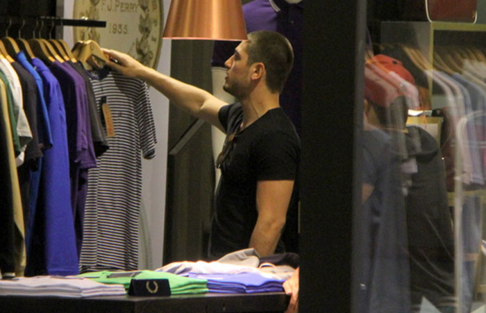 Daniel Rocha renova guarda-roupa em shopping no Rio