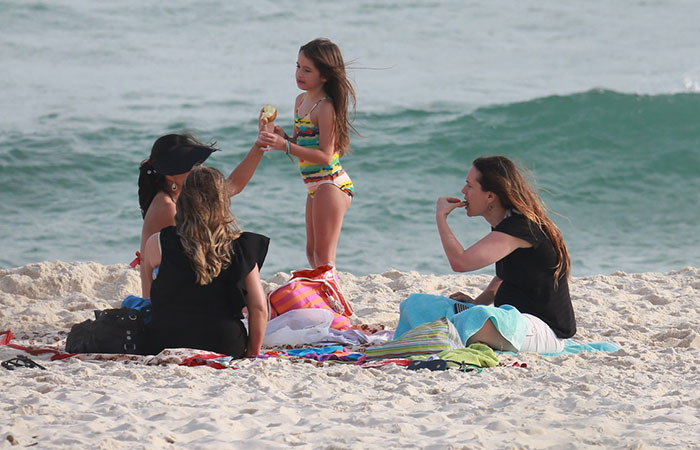 Vanessa Lóes curte fim de tarde em praia carioca 