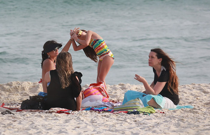 Vanessa Lóes curte fim de tarde em praia carioca 