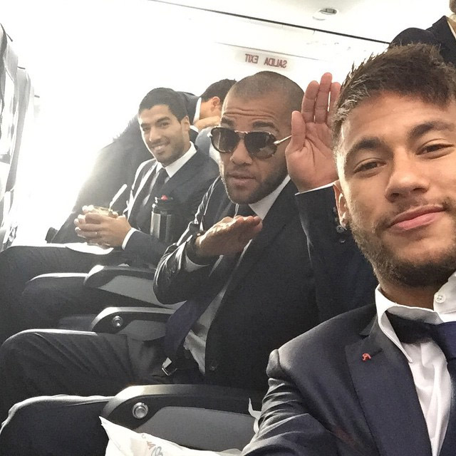 Neymar posa engravatado em selfie com Daniel Alves