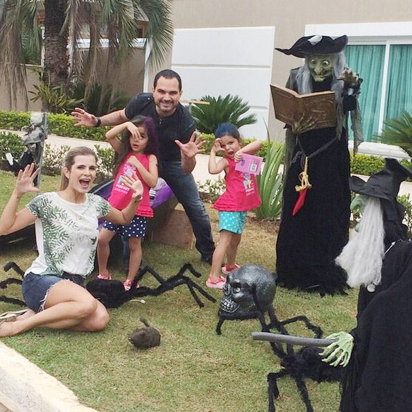  Luciano Camargo curte Halloween em família