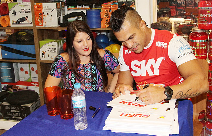 Vitor Belfort recebe o carinho da esposa, Joana Prado, em tarde de autógrafos