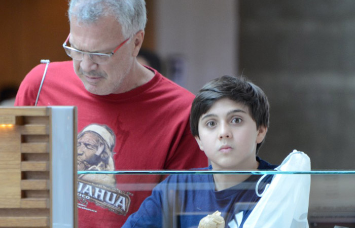 Pedro Bial leva o filho para almoçar em shopping carioca