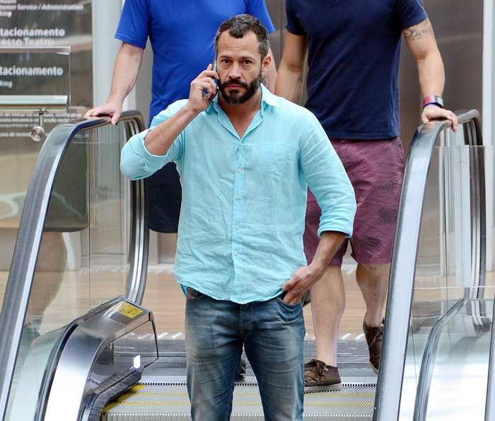 Malvino Salvador dá pausa nos cuidados com a filha para ir ao shopping