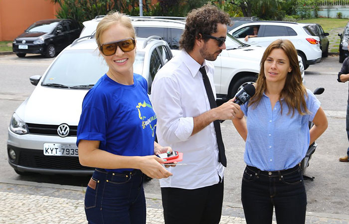 Angélica e Carolina Dieckmann dão entrevista para o CQC antes de votar