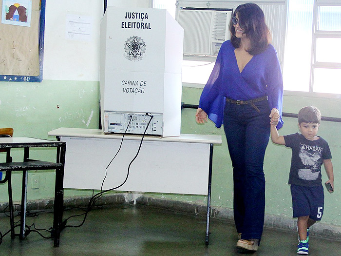 Com decotão, Juliana Paes leva o filho em votação no Rio