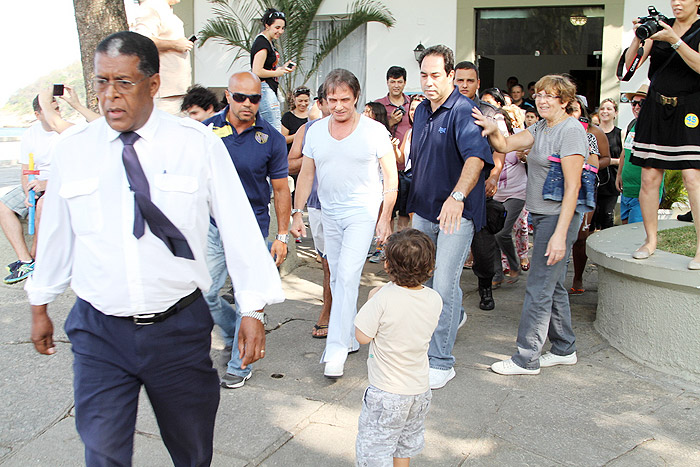 Roberto Carlos causa tumulto ao votar na Cidade Maravilhosa