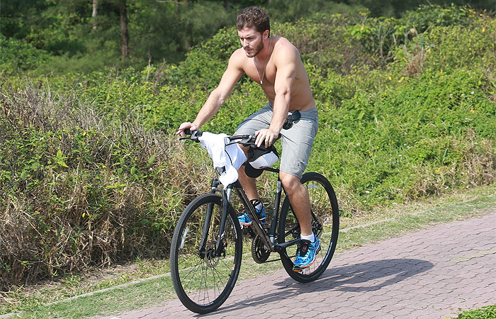 Klebber Toledo exibe barriga sarada em passeio de bicicleta