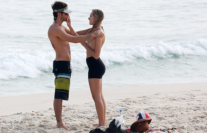 Kayky Brito troca carinhos com a namorada em praia carioca