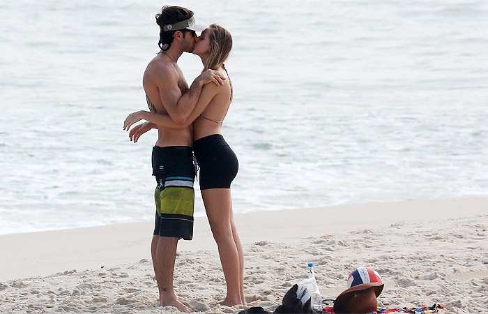 Kayky Brito troca carinhos com a namorada em praia carioca