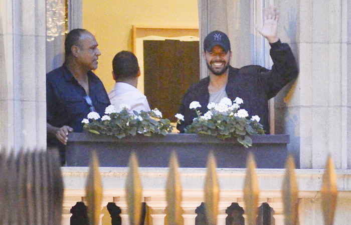 Ricky Martin acena aos fãs ao desembarcar na Argentina