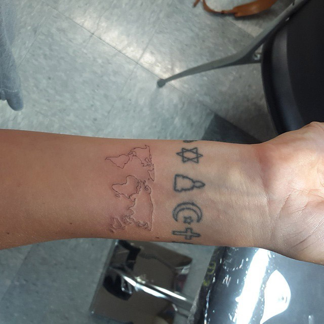 Lily Allen faz nova tatuagem e mostra aos fãs