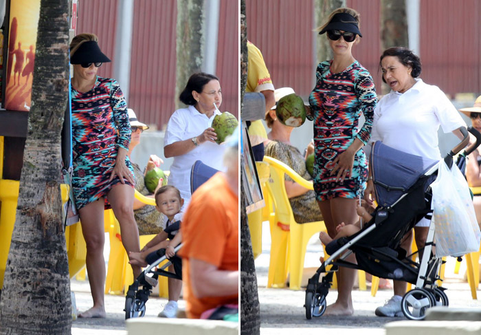 Guilhermina Guinle paparica a filha Mina em praia carioca