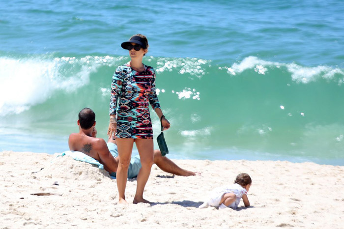 Guilhermina Guinle paparica a filha Mina em praia carioca