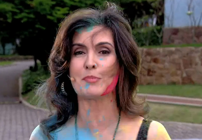  Fátima Bernardes entra na onda do Holi Festival e fica colorida 