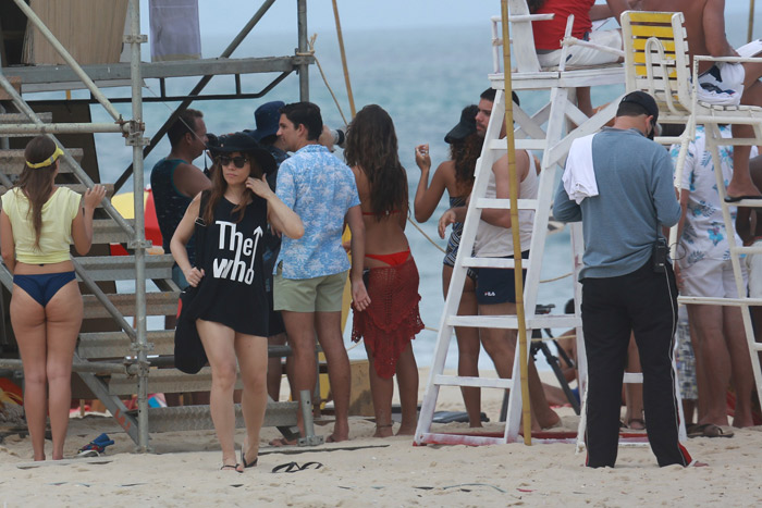 Alessandra Negrini grava Boogie Oogie na praia da Macumba, no Rio 