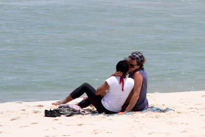 Felipe Dylon e Aparecida Petrowky namoram muito na praia da Barra da Tijuca