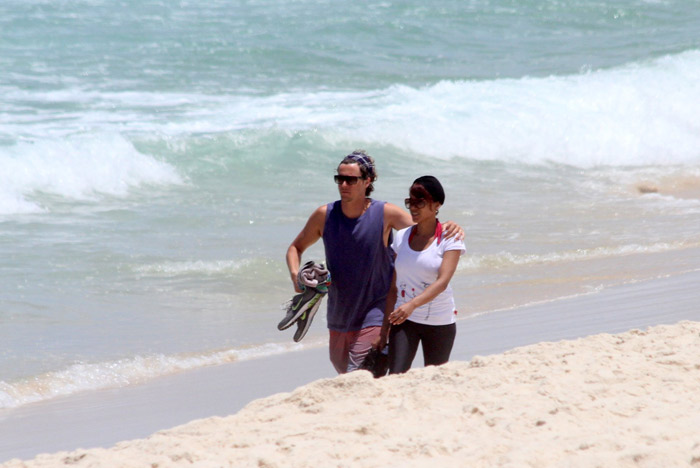 Felipe Dylon e Aparecida Petrowky namoram muito na praia da Barra da Tijuca