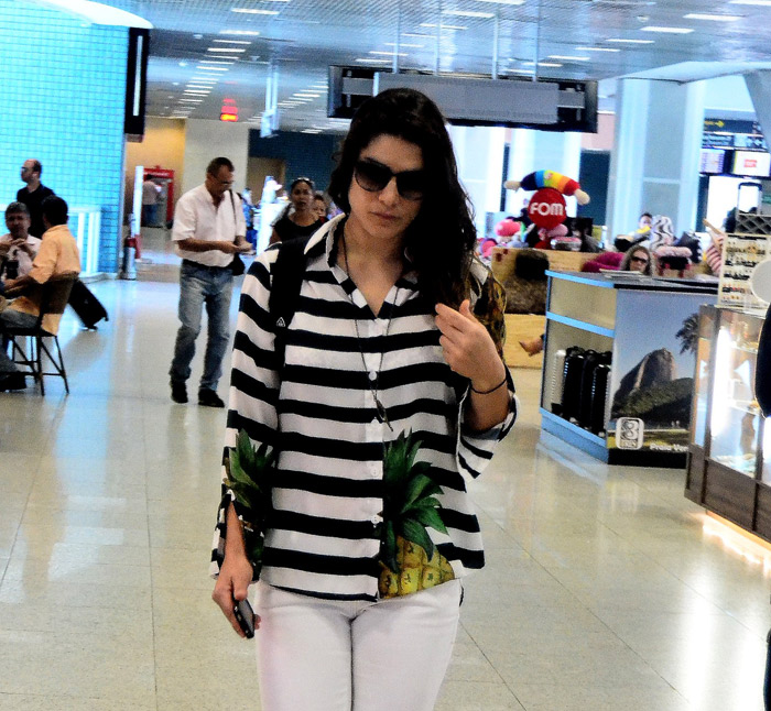 Sorridente, Fernanda Paes Leme desembarca no aeroporto Santos Dumont