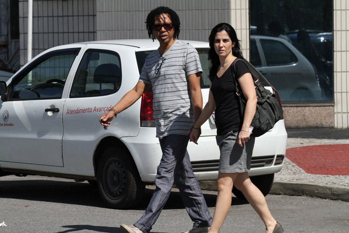 Djavan passeia de mãos dadas com esposa pelo Rio de Janeiro