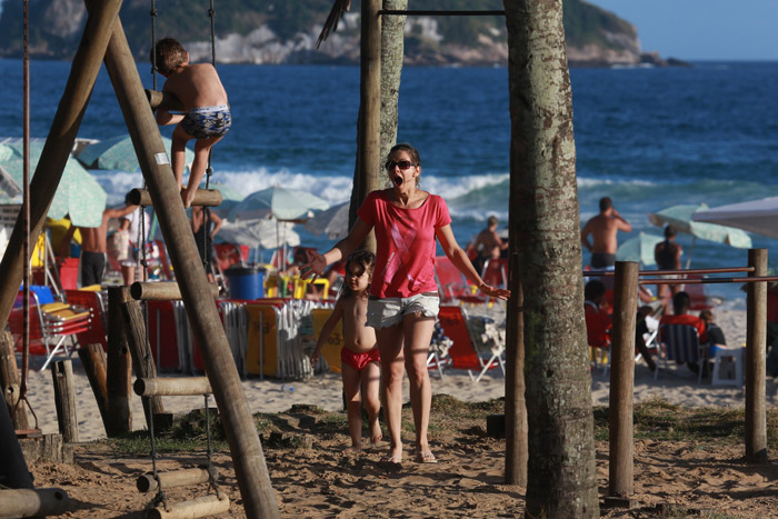  Bianca Rinaldi se diverte com as filhas gêmeas