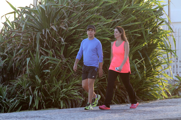 Após chegar ao Rio de Janeiro, Tom Cavalcante caminha com a esposa