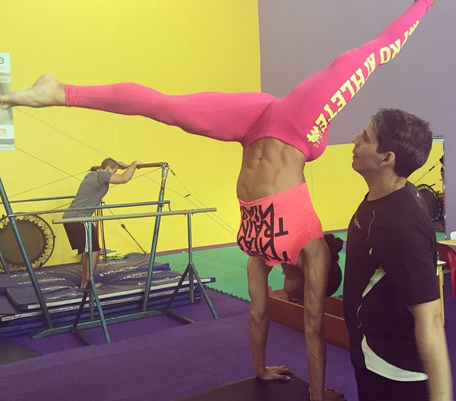 Gracyanne Barbosa mostra elasticidade em treino de ginástica olímpica