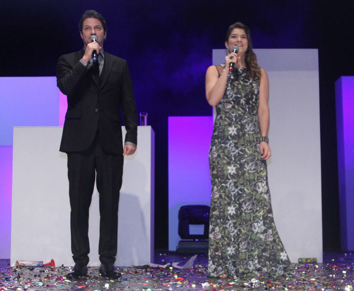 Priscila Fantin e Marcelo Serrado apresentam premiação, em São Paulo