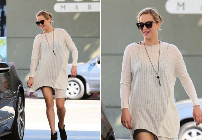 Jennifer Lawrence passeia sorridente após separação de Chris Martin