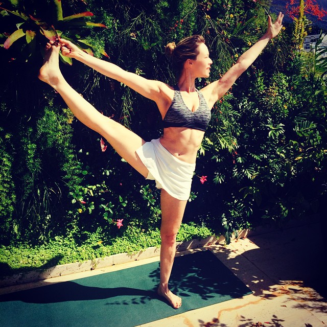 Mariana Ximenes pratica yoga logo pela manhã