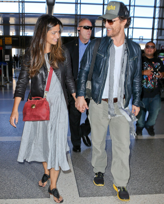 Matthew McConaughey viaja sorridente na companhia da esposa Camila Alves